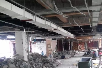 伯欽拆除團隊進行豐原裝潢拆除前的現場評估