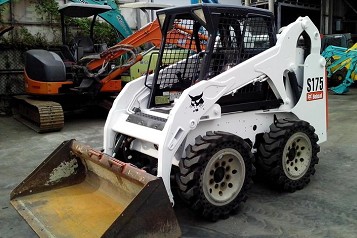 伯欽拆除進行豐原拆除工程，使用專業設備確保安全高效