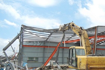 伯欽拆除團隊在豐原進行店面拆除作業，確保周邊環境整潔