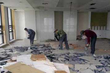 伯欽拆除團隊進行豐原天花板拆除作業