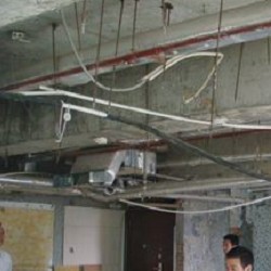 豐原舊屋拆除現場，結構穩固拆除