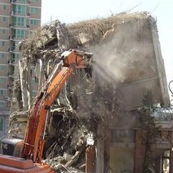 伯欽拆除團隊進行豐原天花板拆除作業