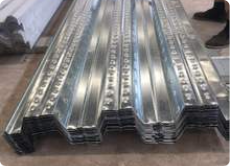 真新鐵皮專業團隊在台中鐵皮屋工程現場討論設計方案