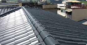 台中屋頂加蓋鐵皮施工實景照片，防漏處理細節